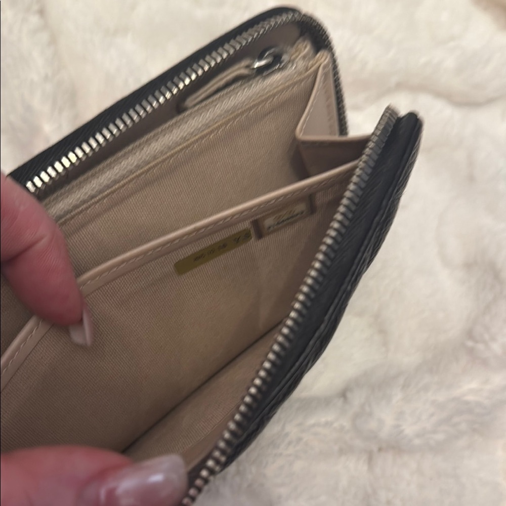 Chanel Black Quilted Wallet with Iconic CC Logo - Picture 4 of 6